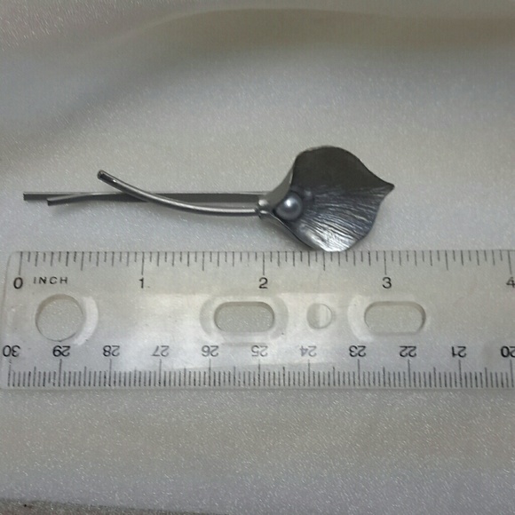 SILVER METAL & PEARL CALA LILY FLORAL HAIR PIN - Picture 3 of 3